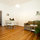 FREIRAUMWOHNUNG: Wohnzimmer mit Sofa und großzügigem Essbereich / französischer Balkon zum Hinterhof 