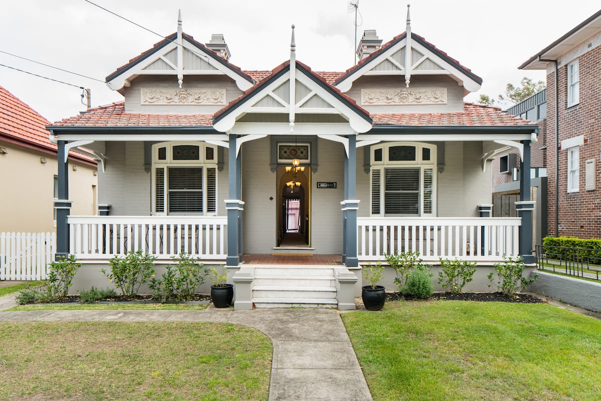 Renovated Federalist House with a Private Garden and Hot Tub