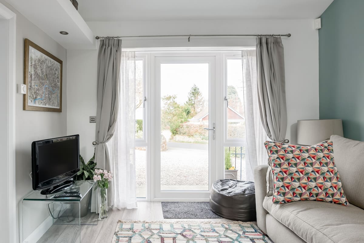 Cute, Contemporary Cottage near Historic Chester