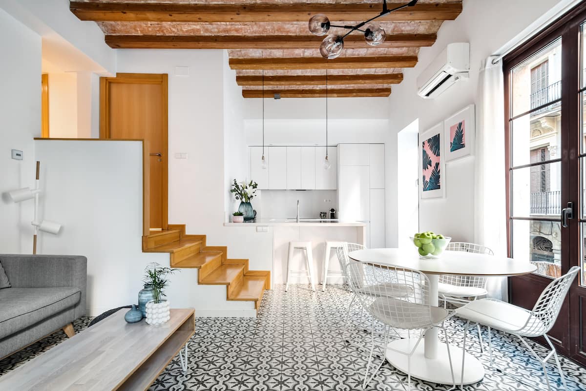 Bright, Central Apartment with Traditional and Modern Design