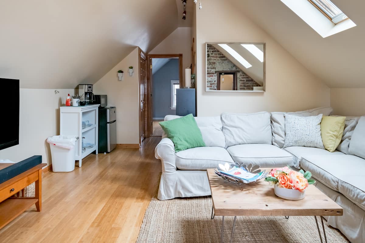 Sunny Attic Suite at Casa de Ninners