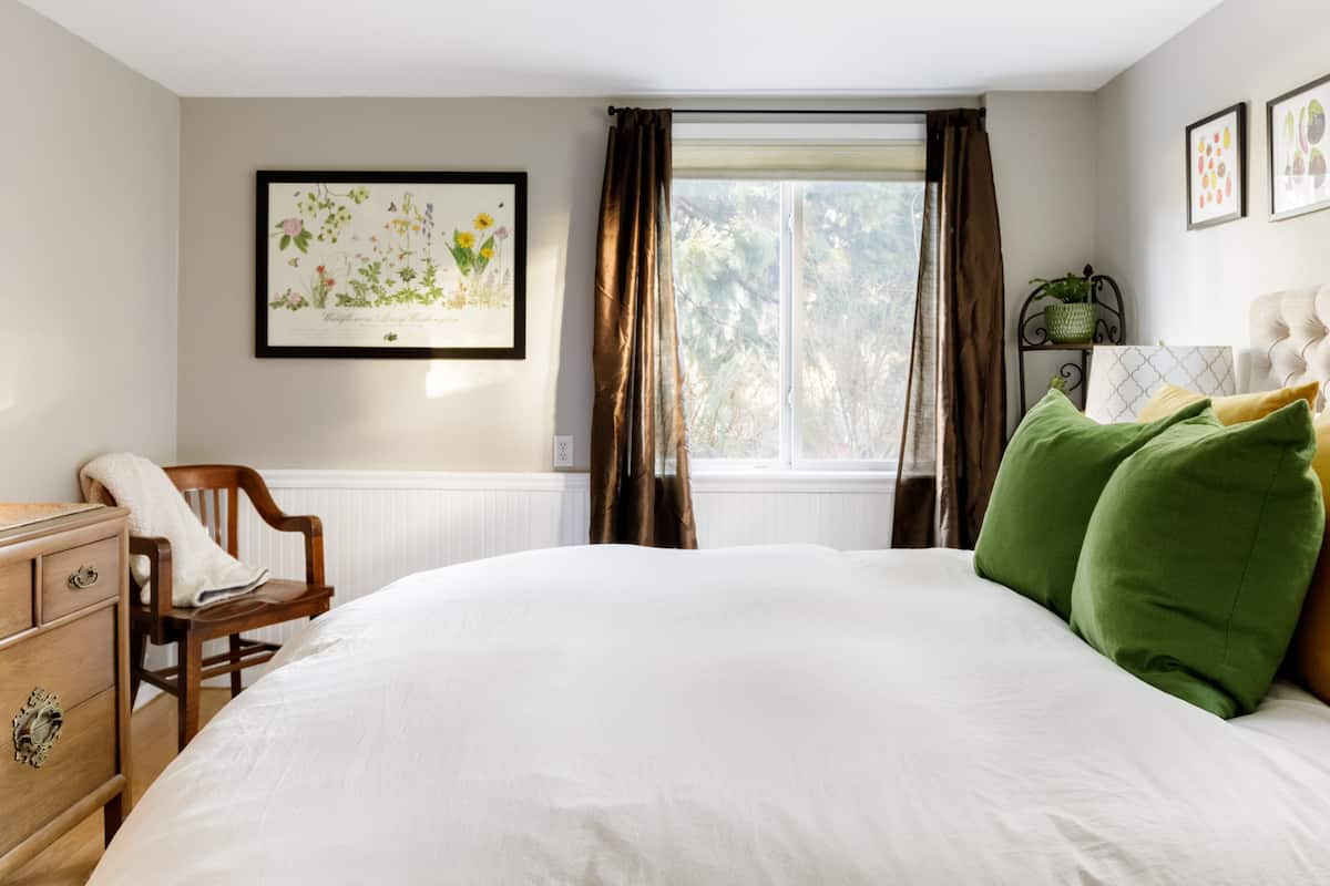 Colorful Lakefront Suite in Tranquil Neighborhood