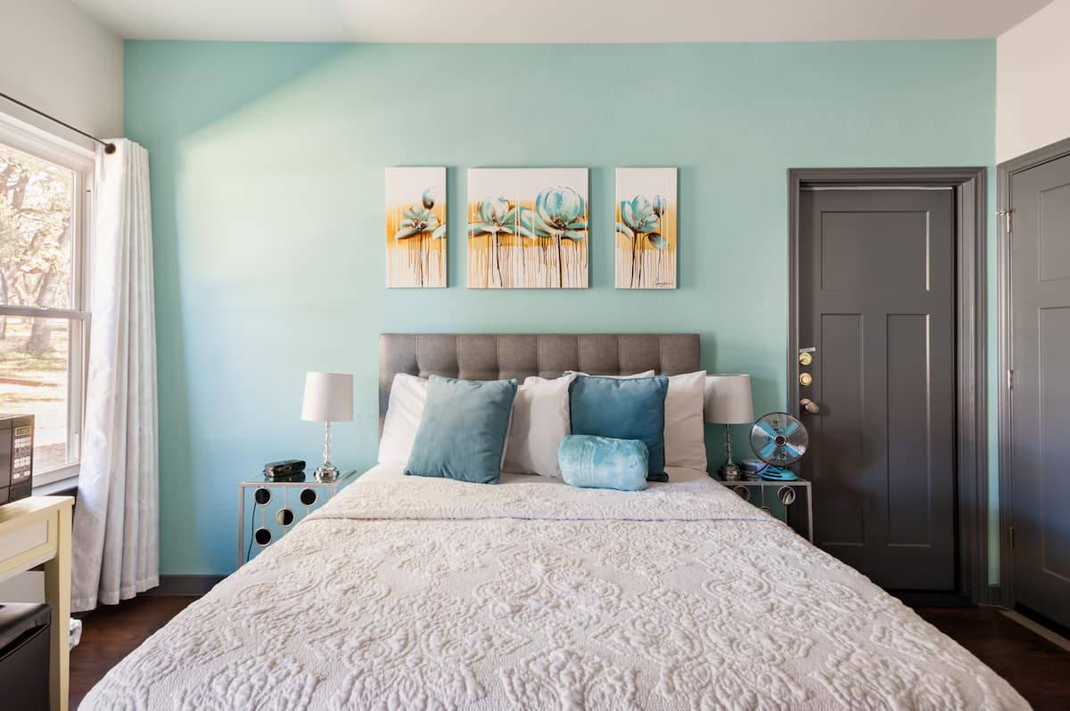 Private Contemporary Guest Suite in Rural Setting