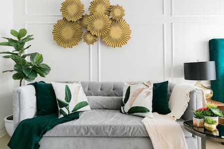 Emerald Luxe at Salcedo Village Makati w/ Netflix