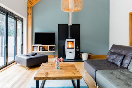 Surf and relax Dog-Friendly Barn with hot tub