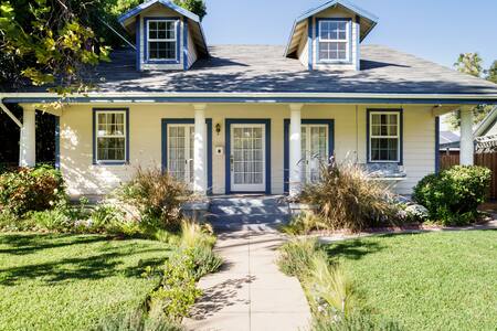 Old World Charm by Bungalow Heaven with Breakfast & Parking