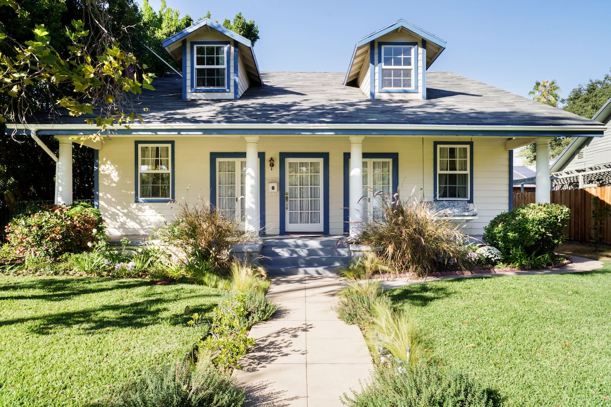 Old World Charm by Bungalow Heaven with Breakfast & Parking