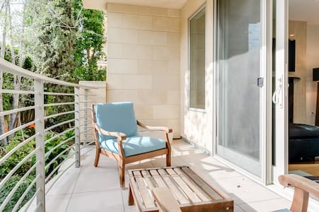 Monthly Rental in Beverly Hills, Close to Everything