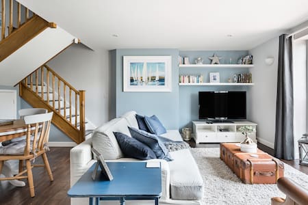 The Coast House, Stylish Open Plan Sandbanks Apartment