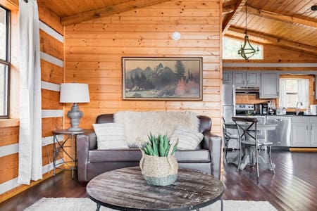 Renovated Hillside Cabin Close to Downtown Gatlinburg