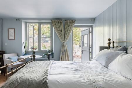 Buttercliffe Cottage. Georgian Farmhouse in Long Ashton