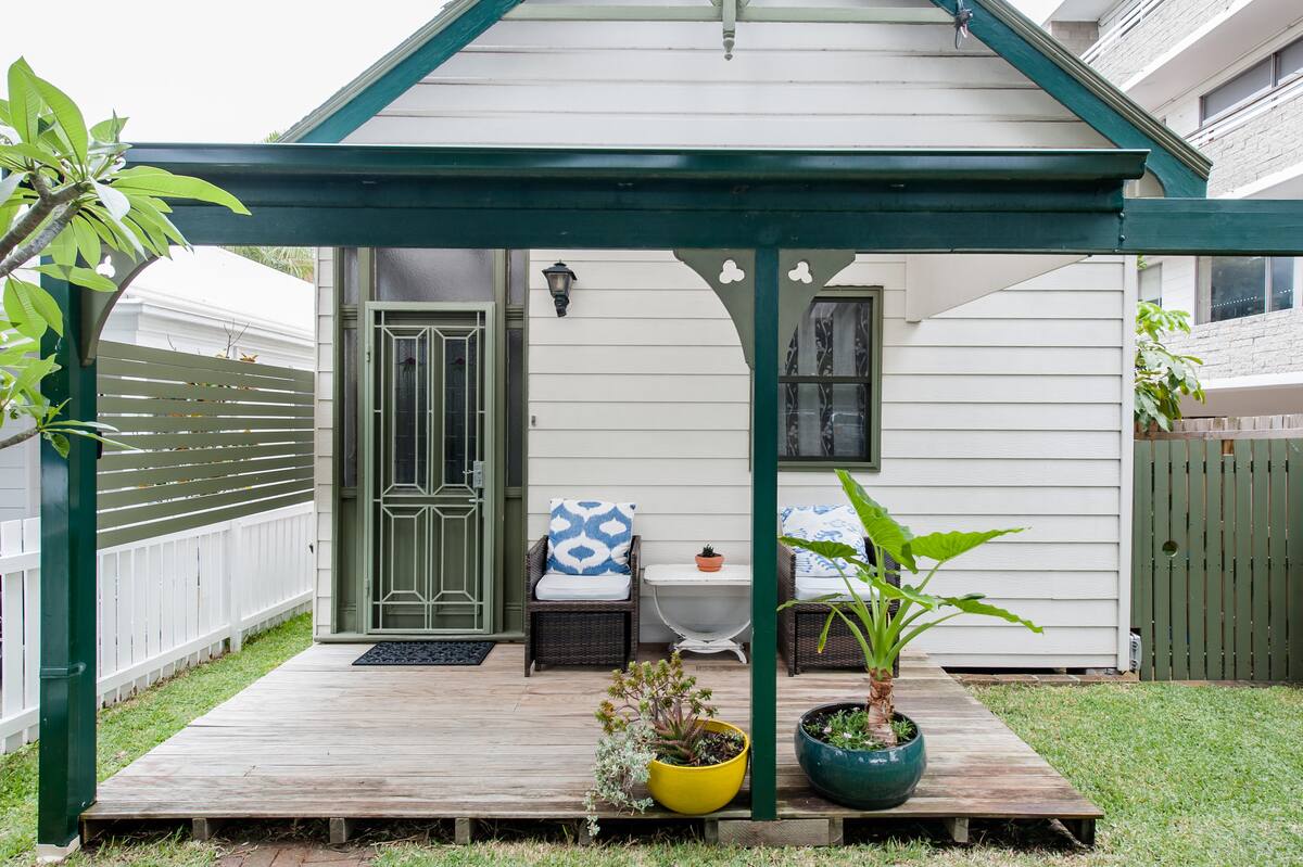 Walk to Manly Beach from a Cozy Cottage