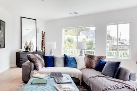 Hollywood Hills/ Very Clean/ Private Bedroom and Bathroom