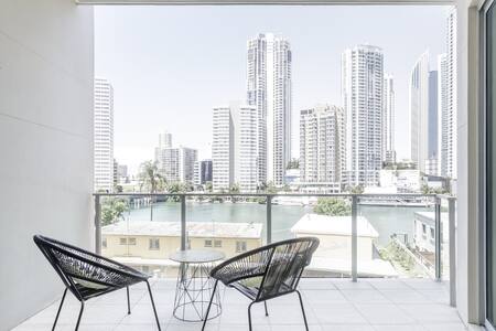 Walk to Beach & Surfers Paradise