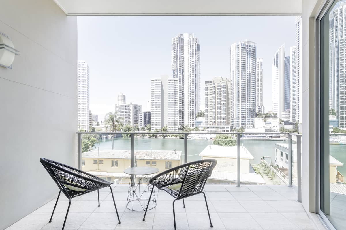 Walk to Beach & Surfers Paradise