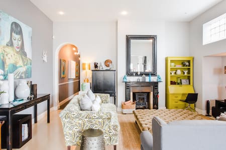 Enjoy the Rooftop Jacuzzi at a Colourful Home in Sea Point