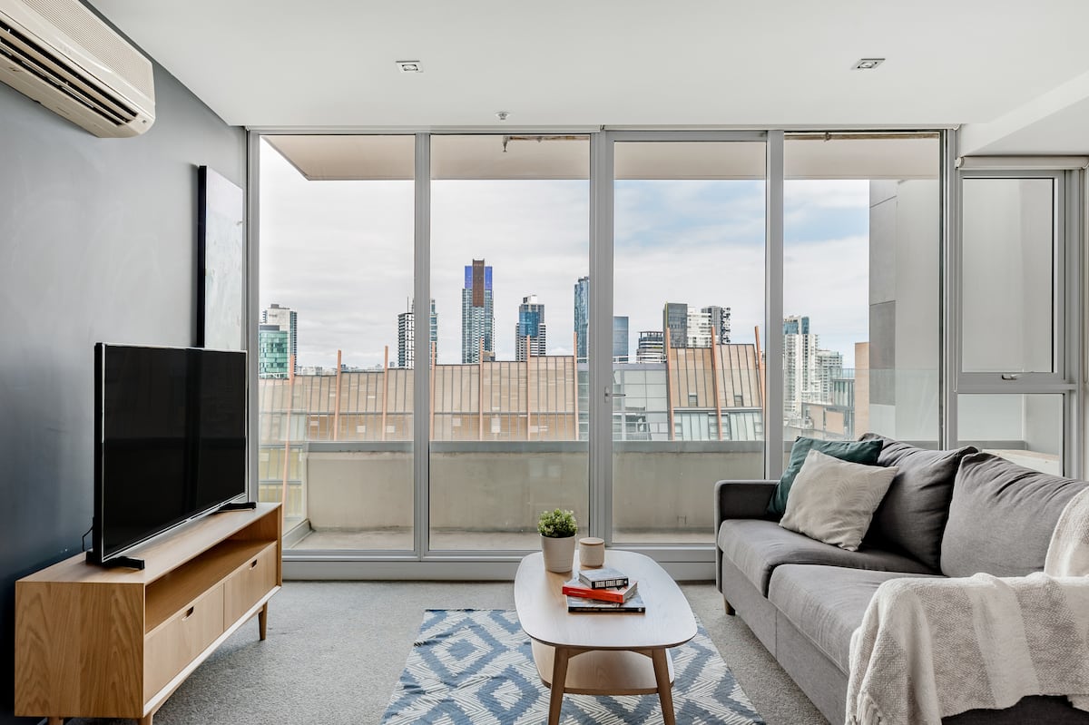 Spacious Artistic Suite in South End of the CBD