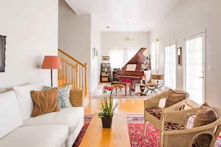Charming Home with a Grand Piano & Breakfast & Parking