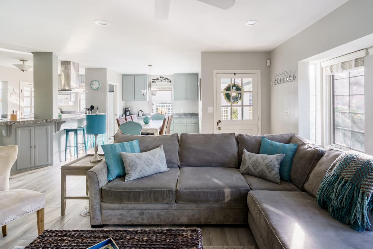 Family Getaway in a Roomy and Relaxing House with Bay Views