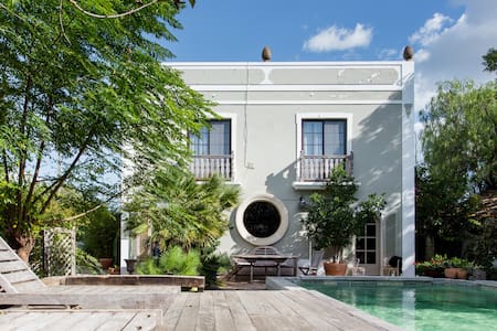 Jasmin Cottage in the Middle of an Enchanted Garden