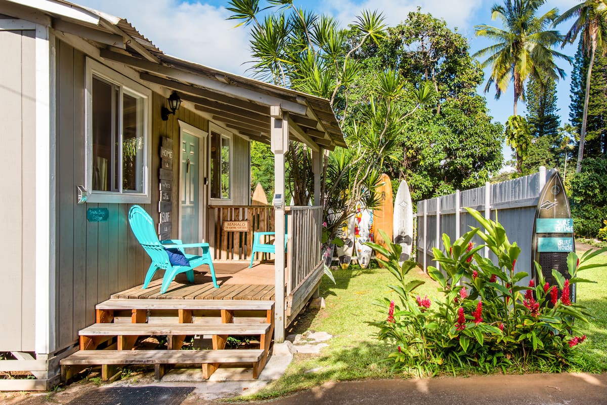 Colorful Surf Cottage Near Coffee, Road to Hana, Haleakala