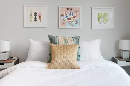 Chic East Downtown Condo. Six Blocks to City Core. Pool.