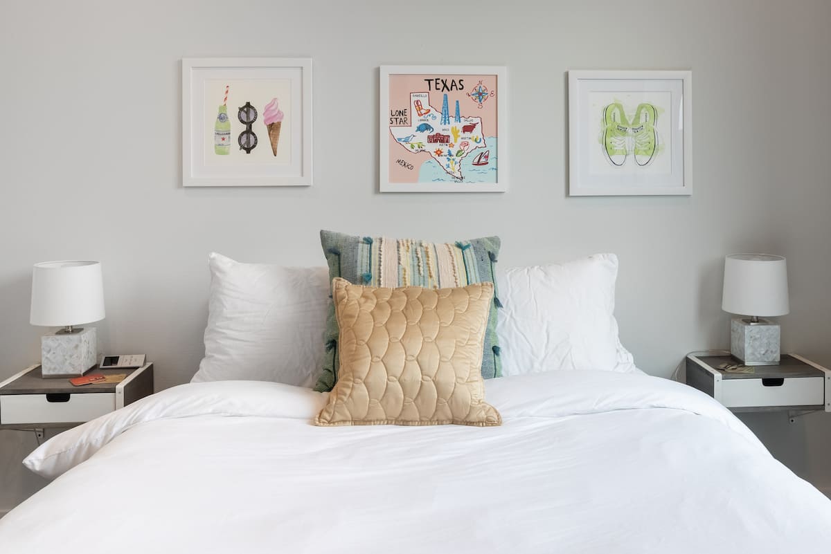 Chic East Downtown Condo. Six Blocks to City Core. Pool.