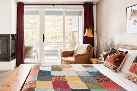 Modern, Rustic -chic Townhouse with Mountain Views