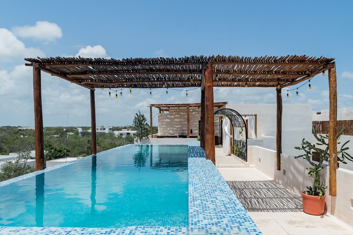 Studio near Town and Sea in a Condo with Rooftop Pool