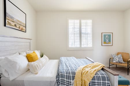 Roomy and Calm Private Guest Suite With Separate Entrance