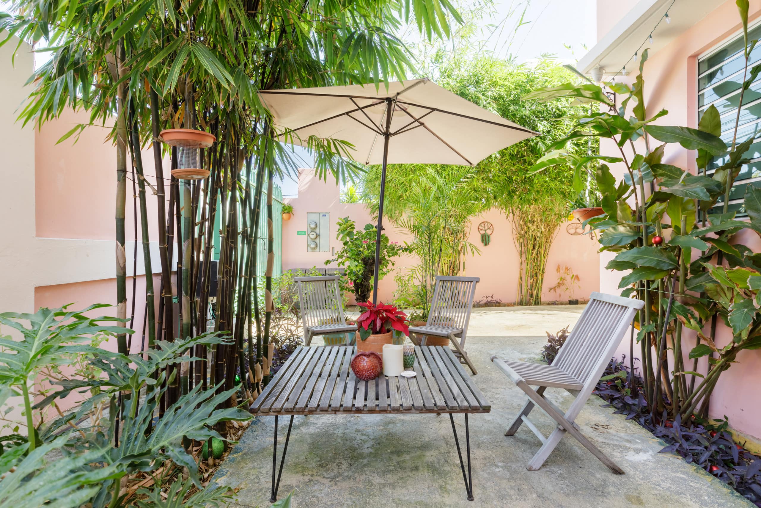 Feel at Home on the Leafy Patio of This Serene Apartment - Apartments