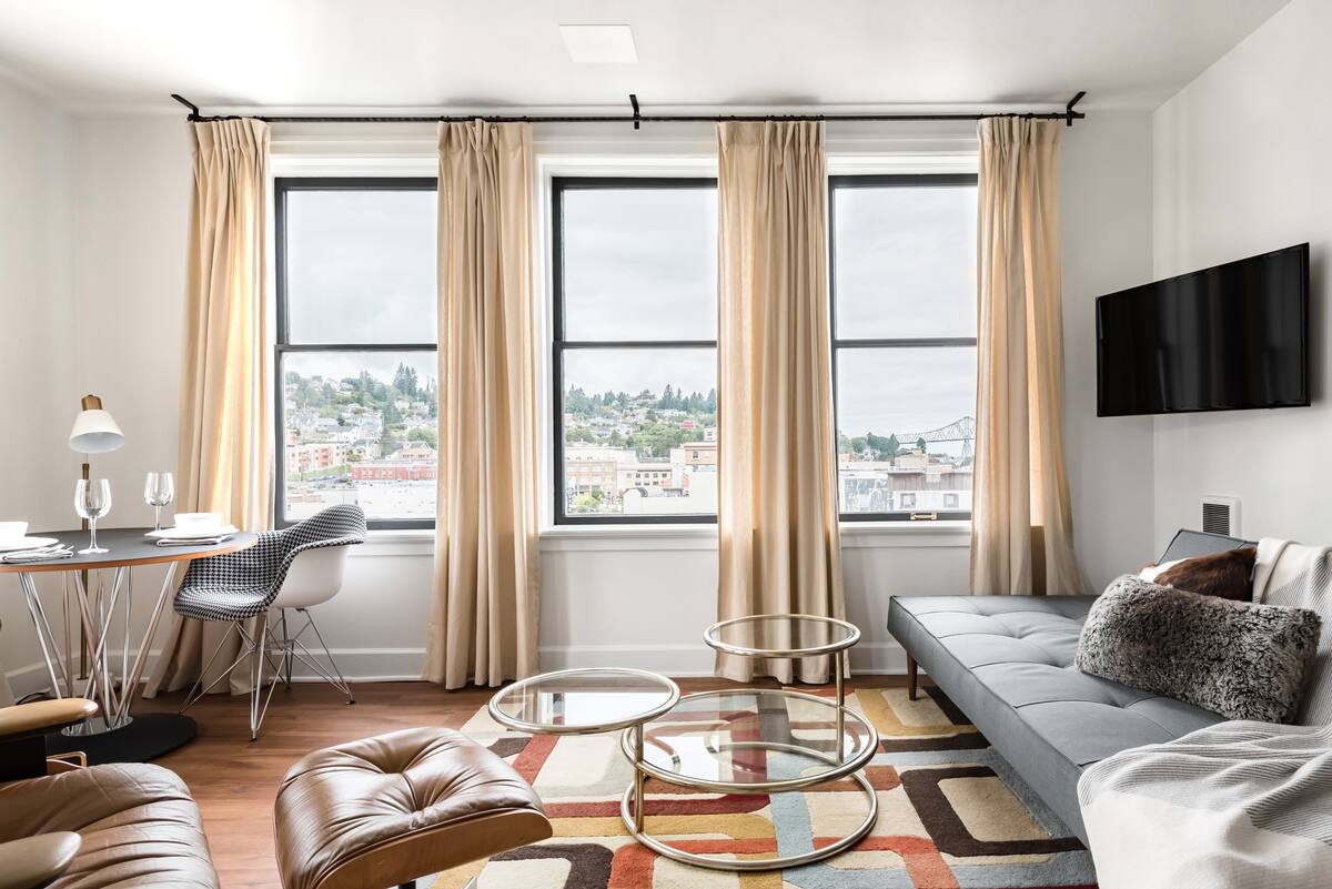 5th Floor Corner Apartment In Historic Astor Building Sep 2021 Astoria Oregon Or Usa 1 Bedroom 1 Bathroom