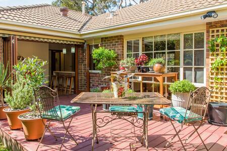 Stroll to the Jetty from Bayside Beach Getaway with En Suite