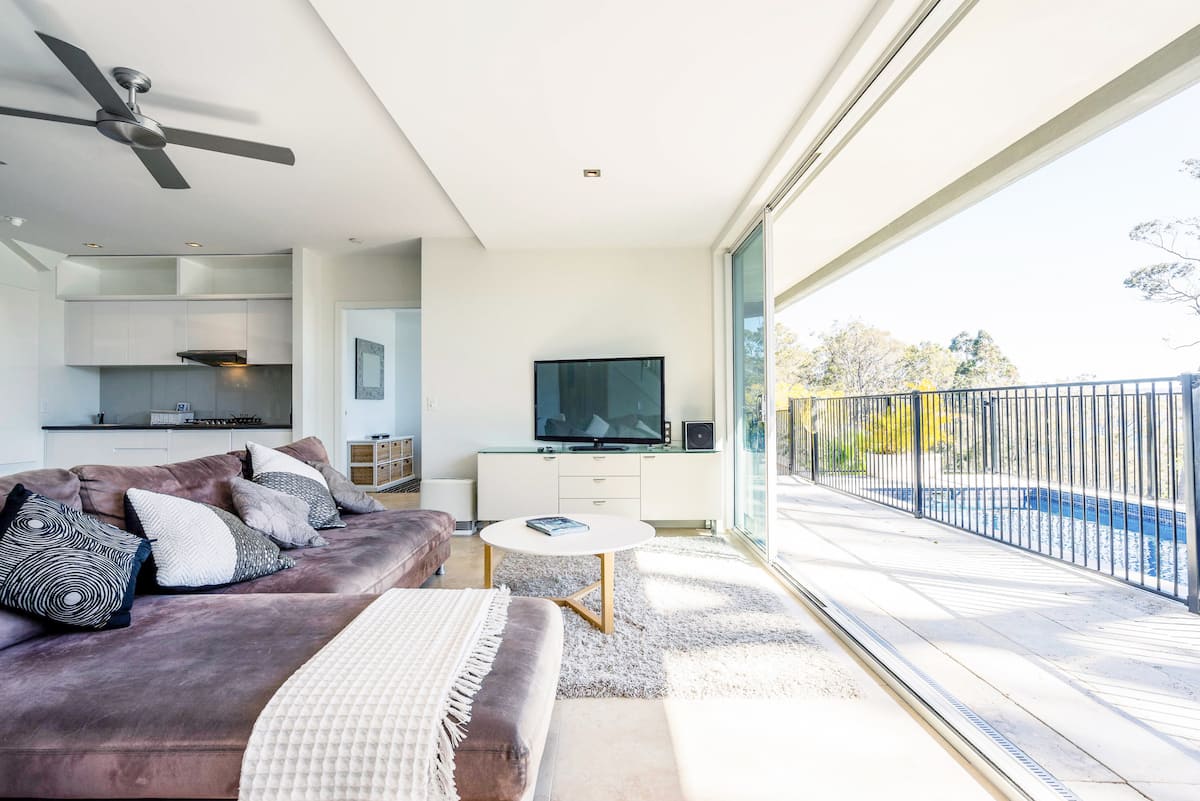 Private Luxury Apartment Sitting atop Pittwater