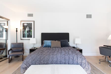 Large Super Clean Suite/ Private Bedroom & Bath by Sunset Bl