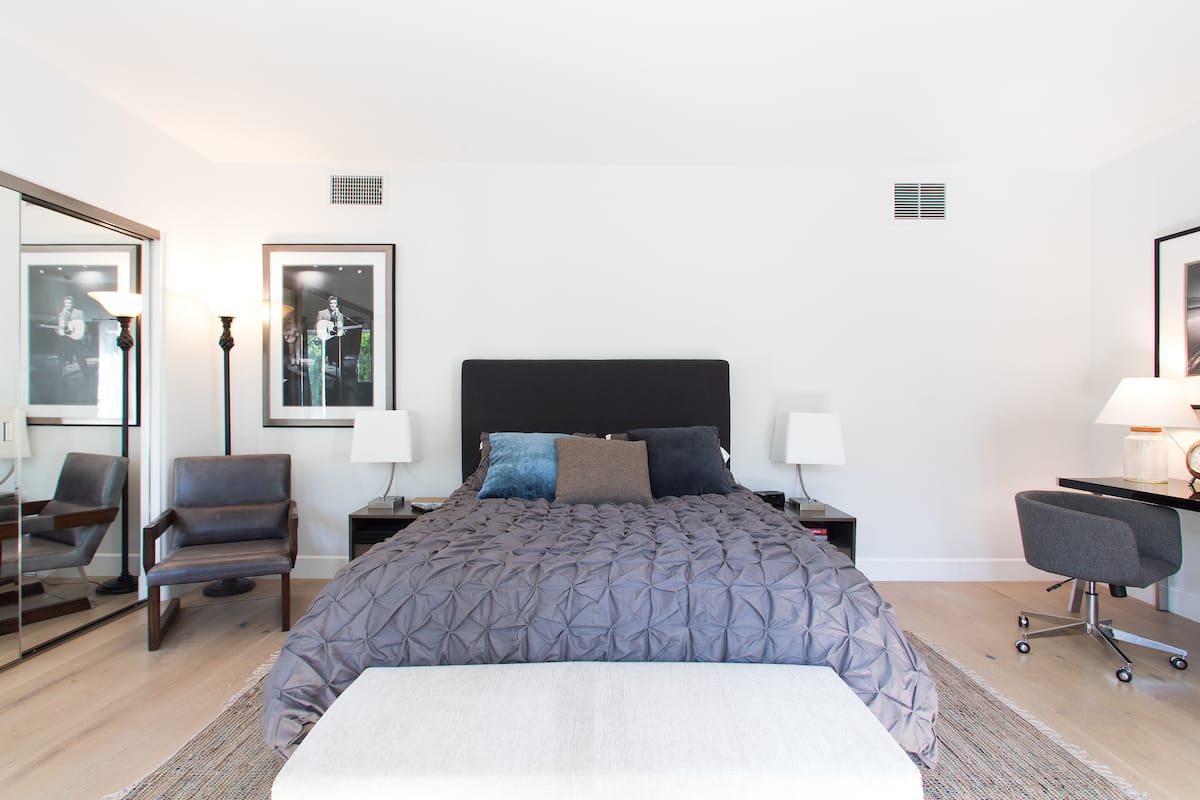 Large Hollywood Hills Suite Private Bedroom & Bath by Sunset