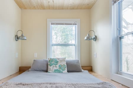 Tiny Home Nestled Under Large Trees near Downtown Asheville