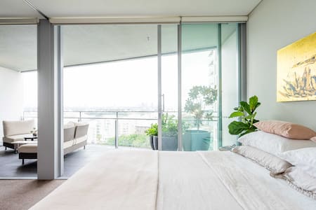 Private Room in Harbour Bridge View Apartment with Pool