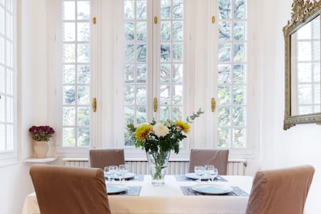 Appartement de charme dans un château à proximité d'Avignon.