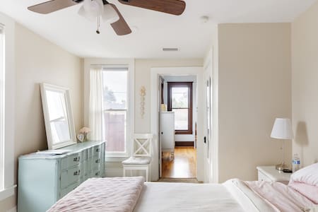 Scrumptious Private Guest Suite in Historic House