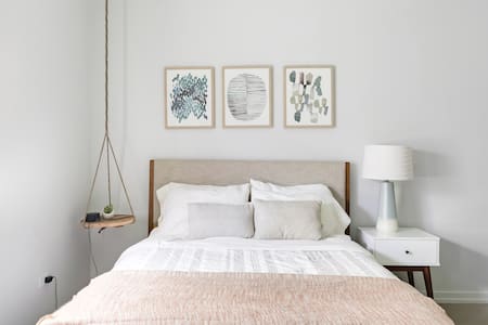 Walk to Lake Michigan From a Contemporary Uptown Haven