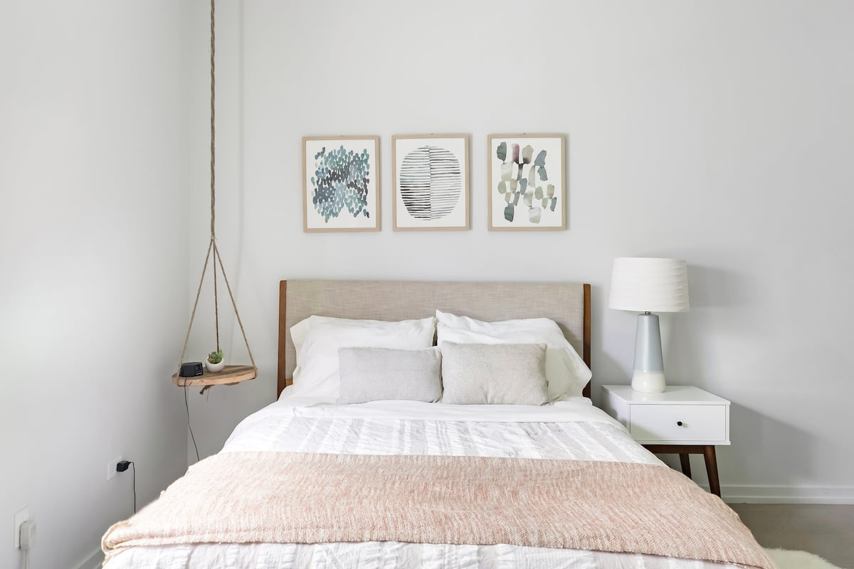 Walk to Lake Michigan From a Contemporary Uptown Haven