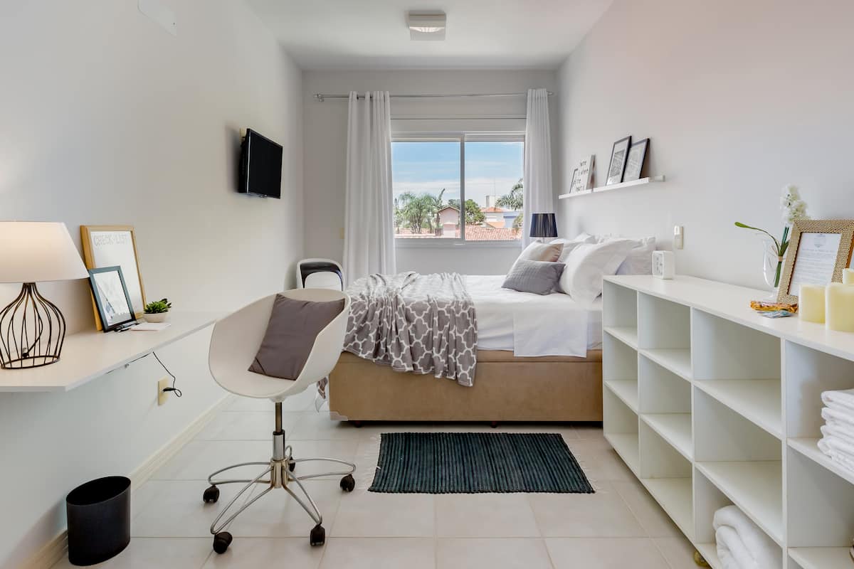 Luminosa, ampla e na praia, a melhor suíte em Florianópolis