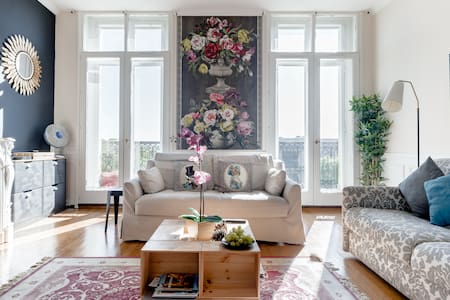 Chic et lumineux avec trois balcons, vue rivière et parking