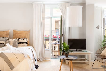 Airy Bohemian Vibes Studio at Iconic Las Ramblas