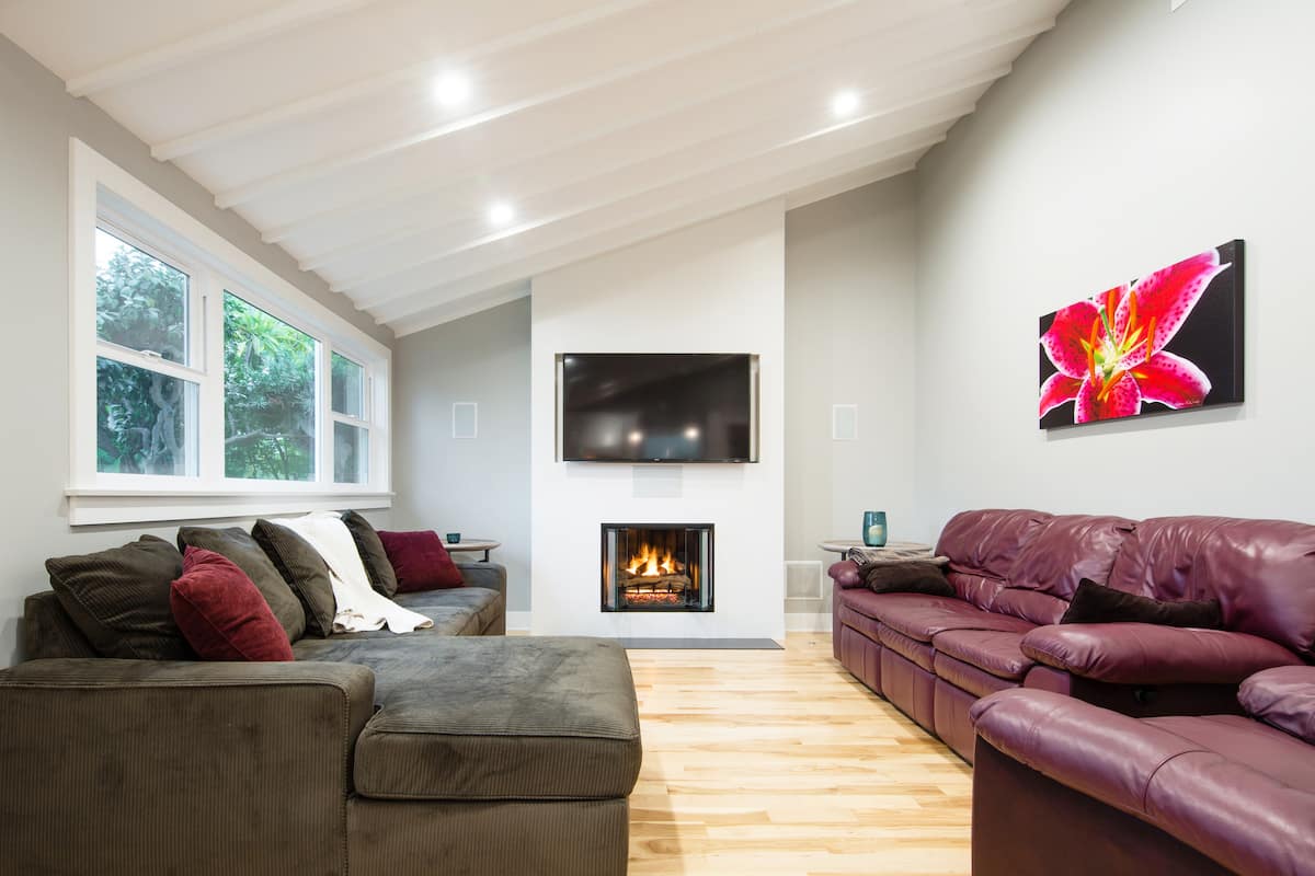 Go to Santa Monica Beach from a Room in Modern Renovated Bungalow House