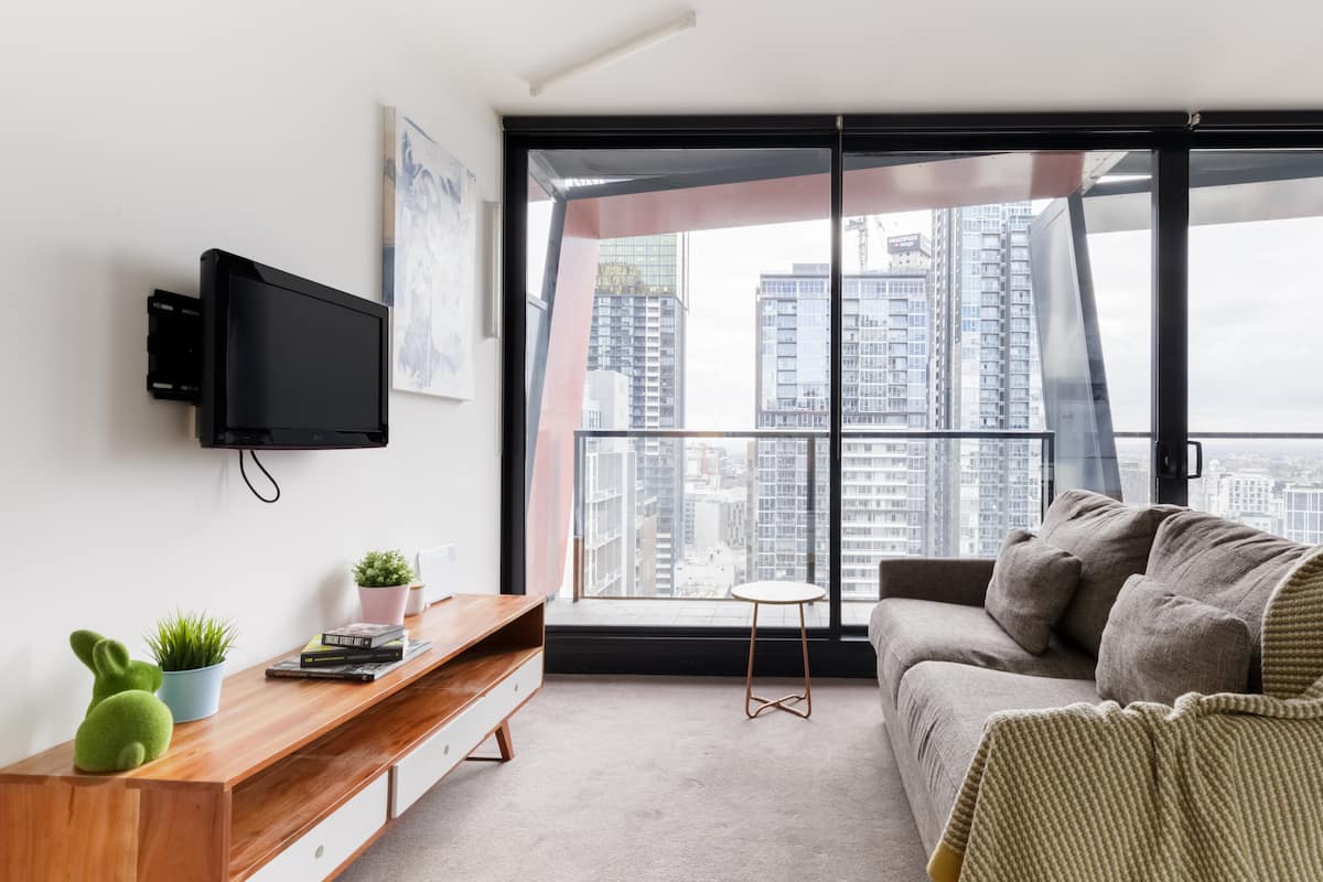 Stunning Skyline Views from an Art-Inspired Apartment