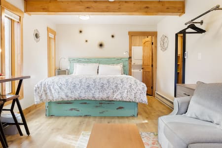 Find Yourself Steps from Town/Lifts in a King Studio Getaway