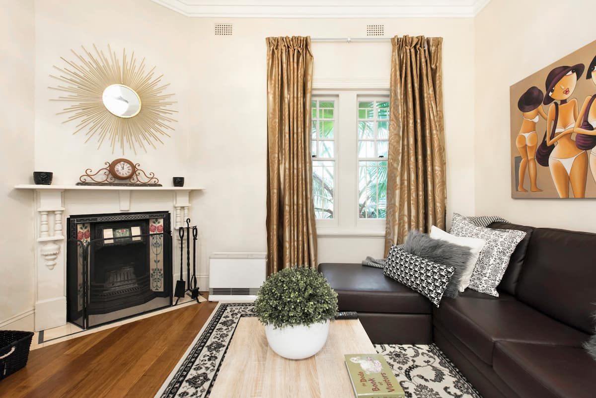 100 Metres to the Beach from Spacious Coogee Apartment