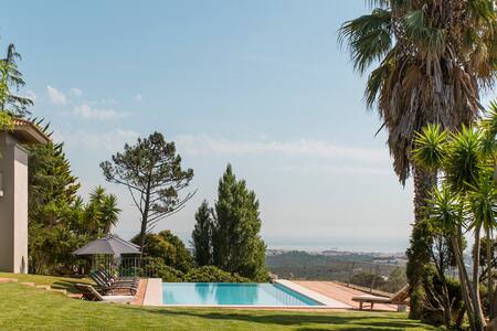 Charme & Design em Casa com Piscina e Vista Magnífica de Mar e Montanha